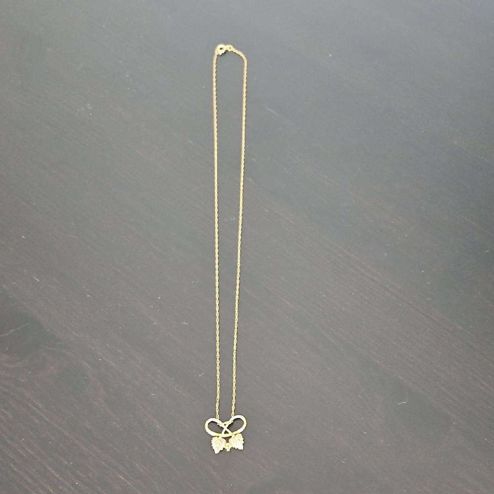 Elegant Gold Bow Necklace